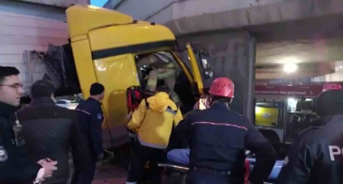 Pendik’te Tır Üst Geçide Çarptı, Şoför Araç İçinde Sıkıştı