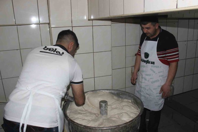 Pideye Lezzeti 40 Yıllık Kara Fırın Veriliyor