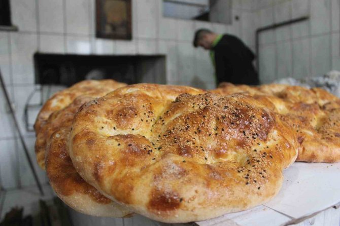 Pideye Lezzeti 40 Yıllık Kara Fırın Veriliyor