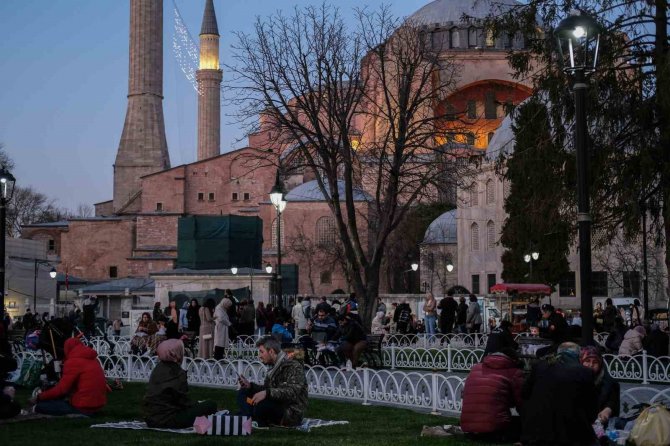 Sultanahmet Meydanı, Ramazanın İkinci Gününde De Doldu