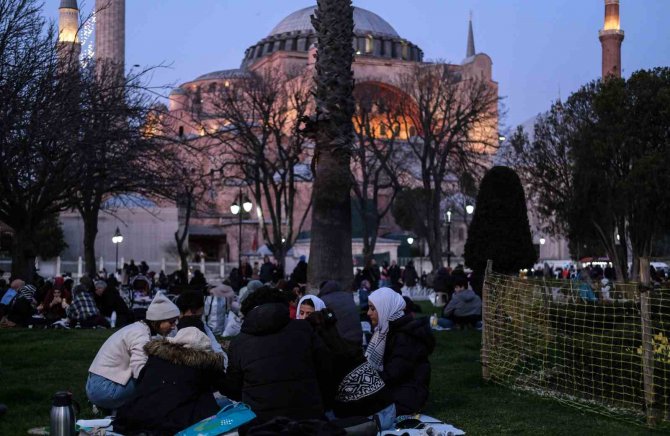 Sultanahmet Meydanı, Ramazanın İkinci Gününde De Doldu