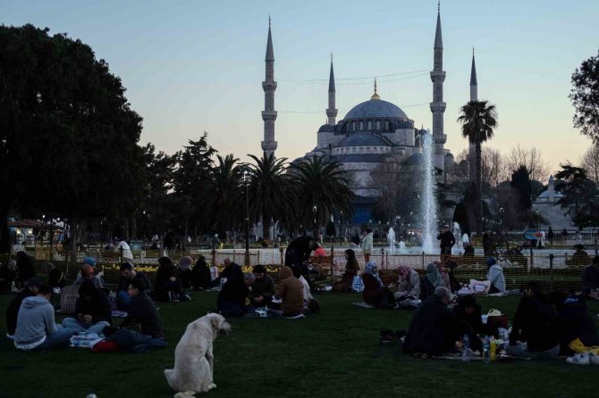 Sultanahmet Meydanı, Ramazanın İkinci Gününde De Doldu