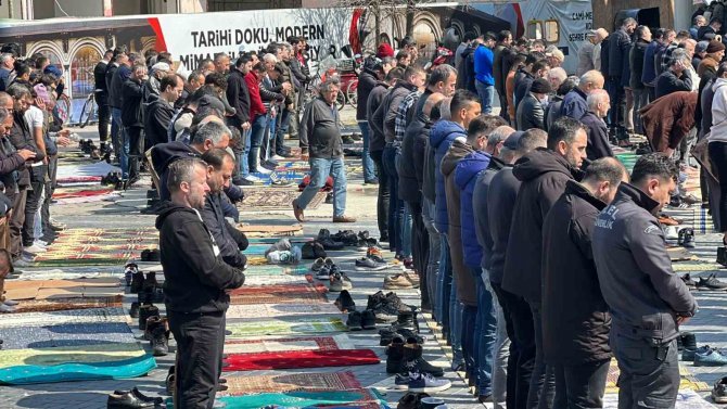 Ramazan’ın İlk Cumasında Camiler Doldu Taştı
