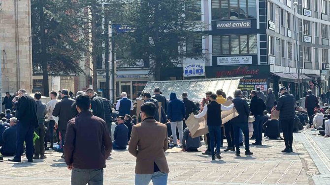 Ramazan’ın İlk Cumasında Camiler Doldu Taştı