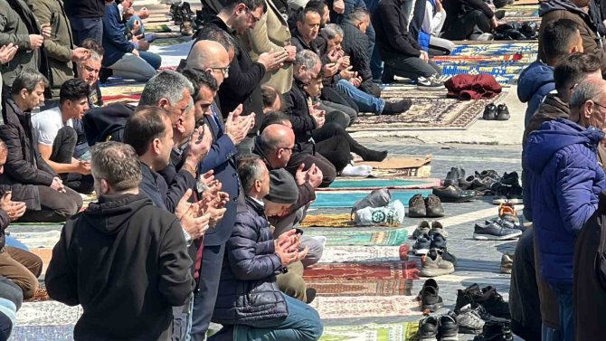 Ramazan’ın İlk Cumasında Camiler Doldu Taştı