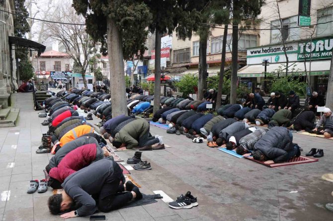 Ramazan’ın İlk Cumasında Camiler Doldu Taştı