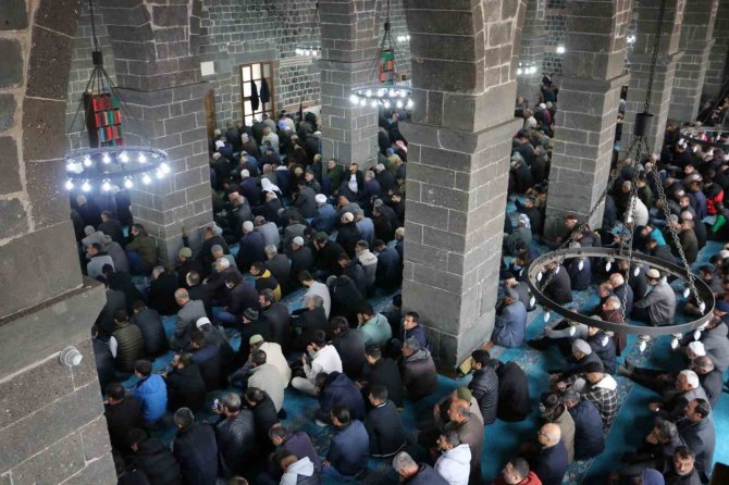 Diyarbakır’da Ramazan Ayının İlk Cuması Eda Edildi