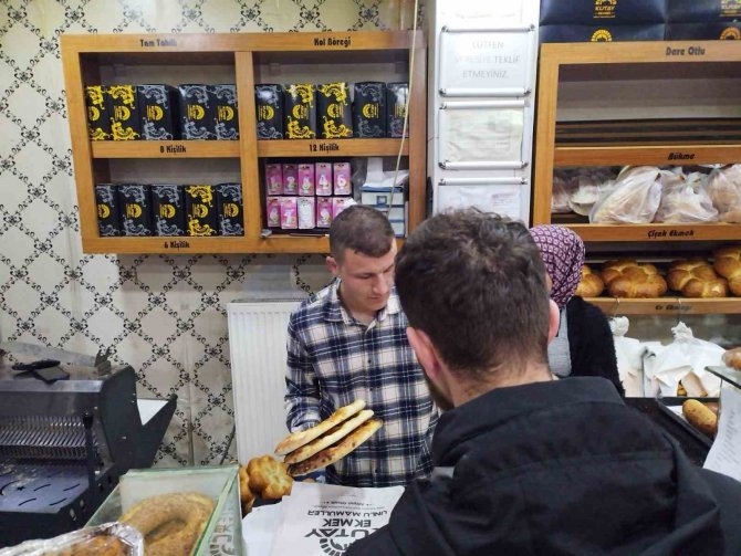 Pide Kuyruklarının Uzadığı İlçede Vatandaş Çareyi Bakın Nasıl Buldu