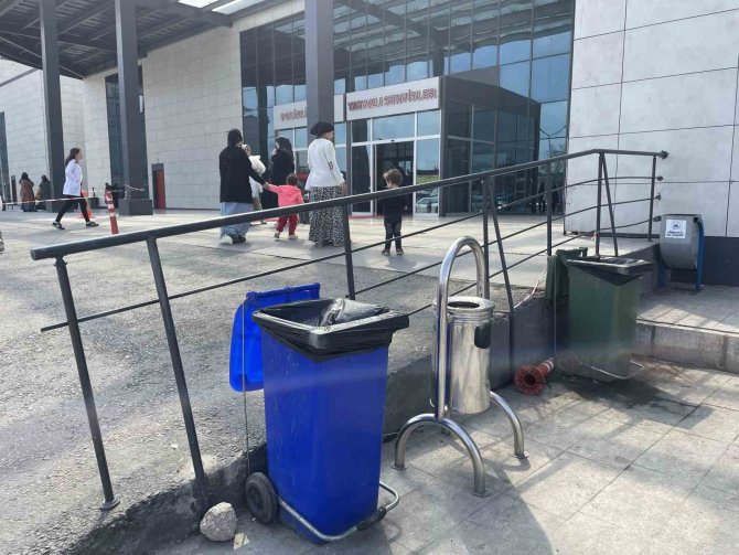 Hastane Önündeki Kavgayı Güvenlik Görevlileri Güçlükle Ayırdı