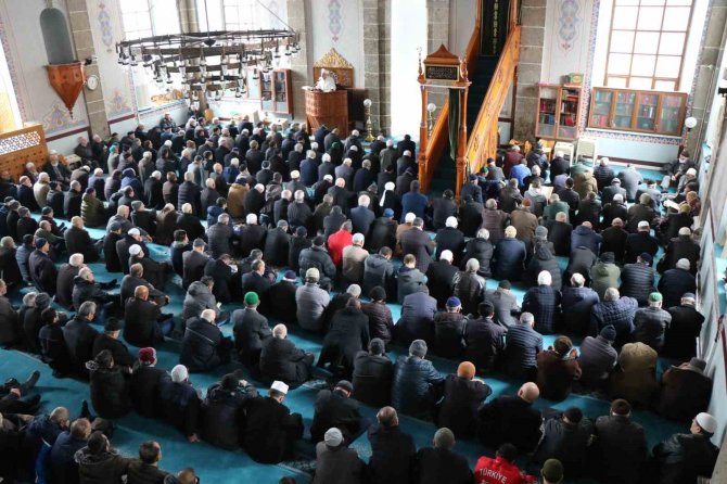 Ramazan’ın İlk Cumasında Camiler Doldu Taştı