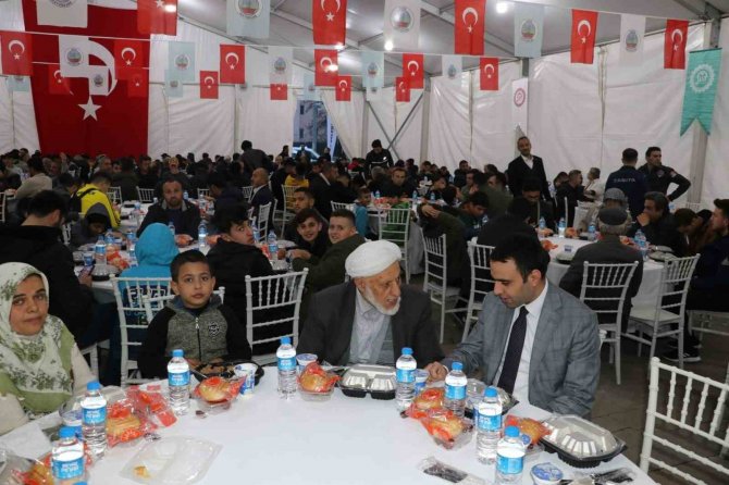 Siirt’te Depremzedeler Ve Vatandaşlar İçin İftar Çadırı Kuruldu