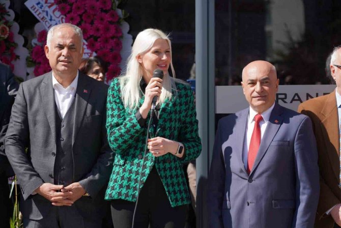 Siyasileri Bir Araya Getiren Açılış