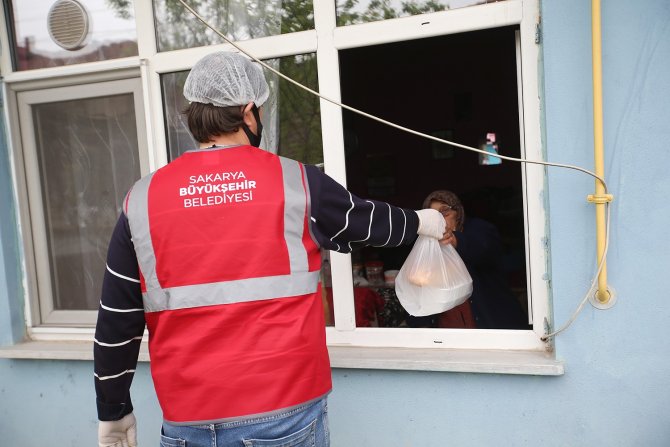 Yardıma Muhtaç Ailelere Bin 300 Öğün Yemek Ulaştırılıyor