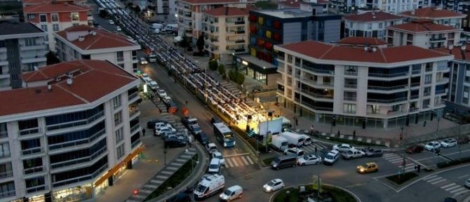 Cadde Kapatıldı, 2 Bin Kişi Birlikte İftar Yaptı