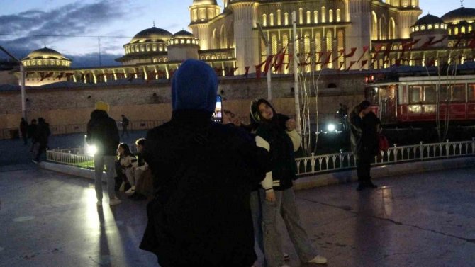 Taksim Ve İ̇stiklal Esnafı Ramazan’ın İlk İftarını Meydanda Yaptı