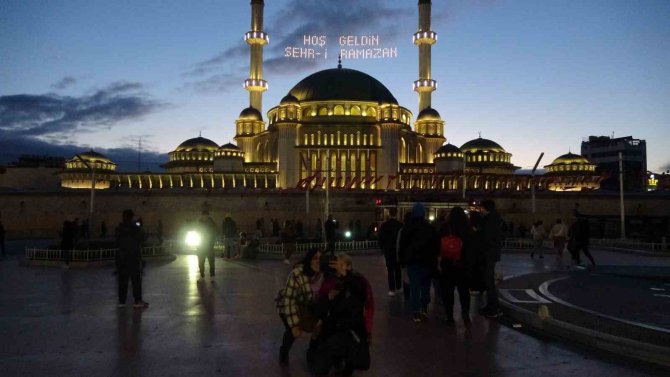 Taksim Ve İ̇stiklal Esnafı Ramazan’ın İlk İftarını Meydanda Yaptı
