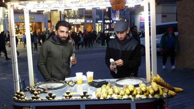 Taksim Ve İ̇stiklal Esnafı Ramazan’ın İlk İftarını Meydanda Yaptı