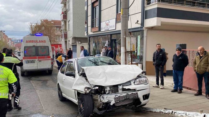 Otomobilin İşçi Servisiyle Kafa Kafaya Çarpıştığı Feci Kaza Kamerada: 1 Ölü, 3 Yaralı