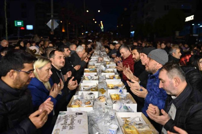 Cadde Kapatıldı, 2 Bin Kişi Birlikte İftar Yaptı