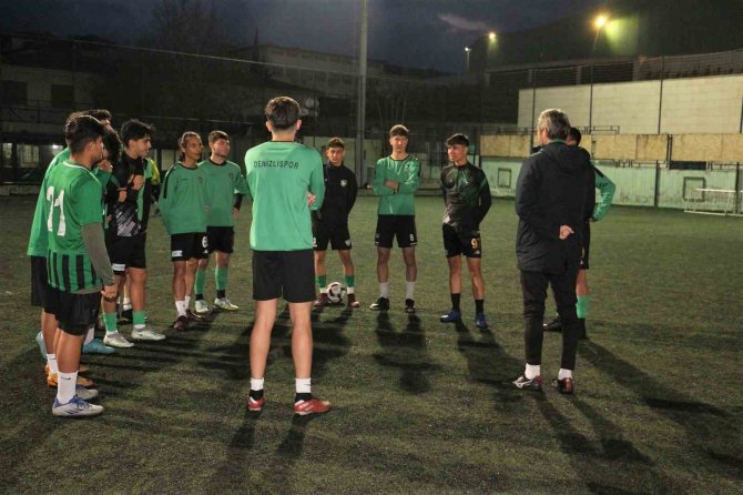 U17’de Play Off’u Garantileyen Genç Horozlar, Altay’a Konuk Oluyor