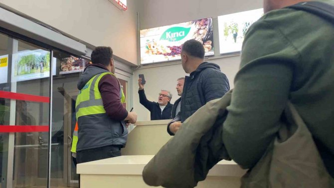 Deprem Bölgesinde Thy Uçağı Geç Kalınca, Yolcular İsyan Etti