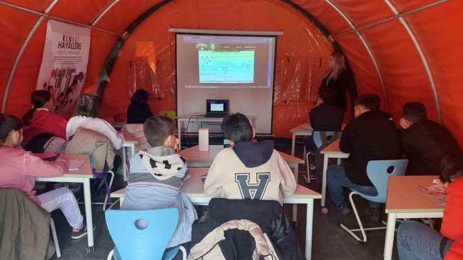 Depremden Etkilenen Öğrencilere Ücretsiz Online Eğitim Desteği