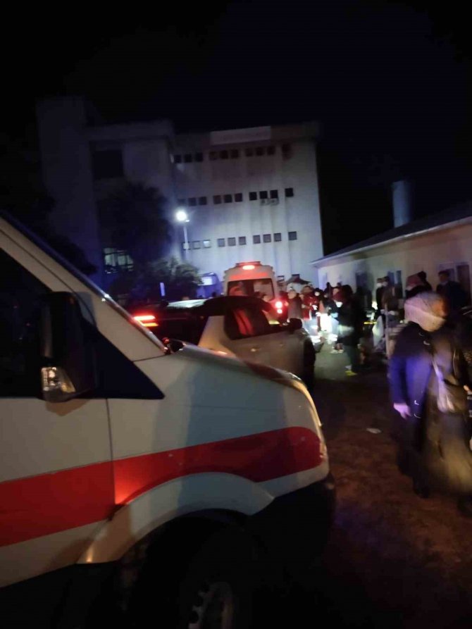 Üsküdar’da Sultan Abdülhamid Han Eğitim Ve Araştırma Hastanesinin Çatı Katında Yangın Çıktı, Hastaların Tahliyesi Sürüyor