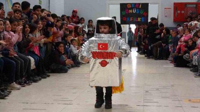 Minik Öğrencilerden Sıra Dışı Defile