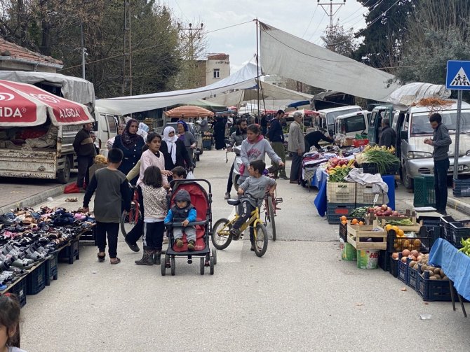 Depremzedeler Semt Pazarlarında Alışveriş Yapmaya Başladı