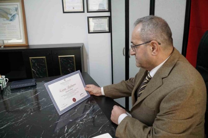 69 Yaşında Bitmeyen Eğitim İsteğiyle Beşinci Üniversiteden Mezun Oldu