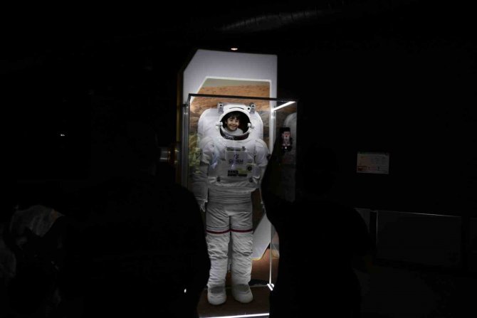 Dünyaca Ünlü Astronotlar Kongre Öncesi İncelemelerde Bulundu