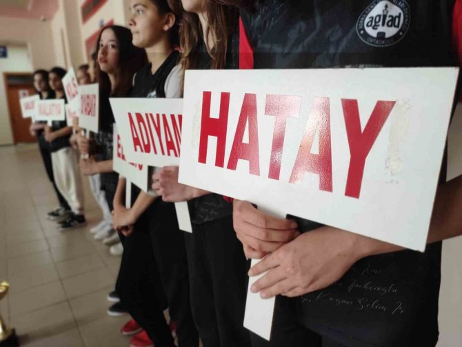 Adanalı Sporcu Öğrencilerin Giydiği Forma Herkesi Duygulandırdı