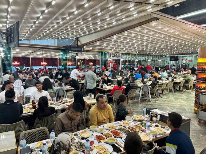 Adanalılar İftarda Kebapçılara Akın Etti