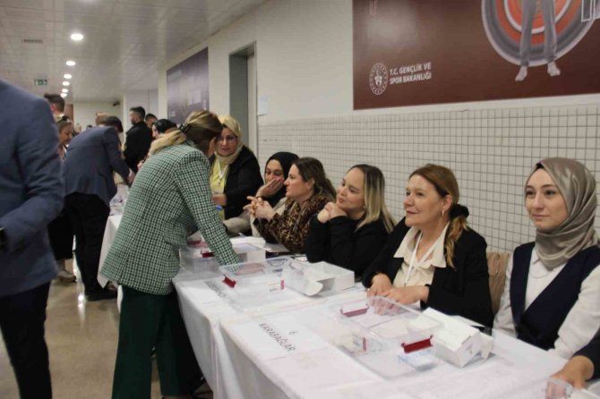 Ak Parti İ̇zmir Temayüle Gitti, Aday Adayları Oylanıyor