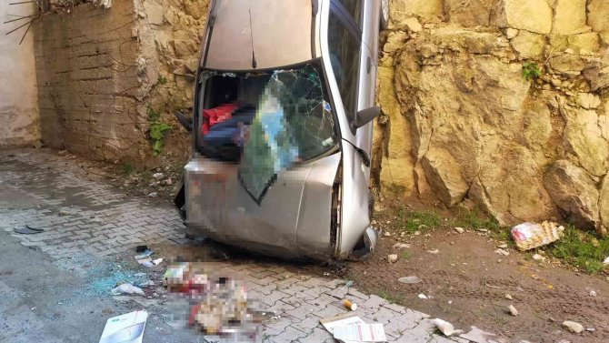 Başkentte Otomobil Bina Boşluğuna Uçtu: 5 Yaralı