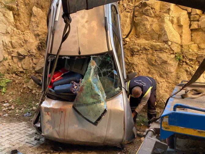 Başkentte Otomobil Bina Boşluğuna Uçtu: 5 Yaralı