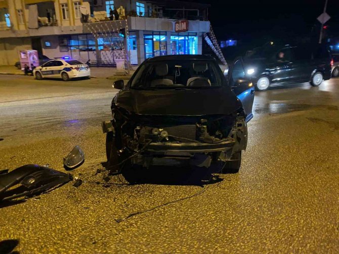 İ̇ki Otomobilin Karıştığı Kazada 1 Kişi Yaralandı