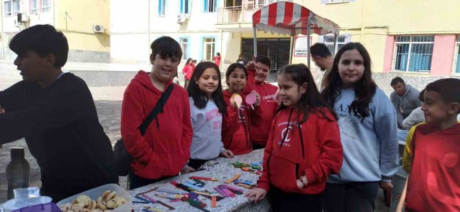 Nazilli Cumhuriyet İ̇lkokulu’nda Depremzedeler İçin Hayır Panayırı Düzenlendi