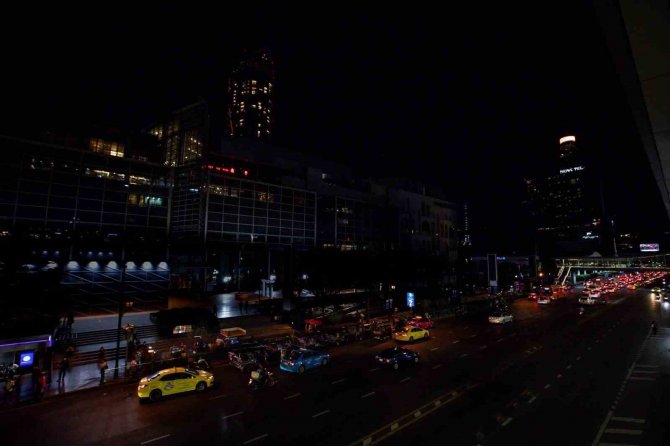 Bangkok’ta Işıklar 1 Saatliğine Kapatıldı