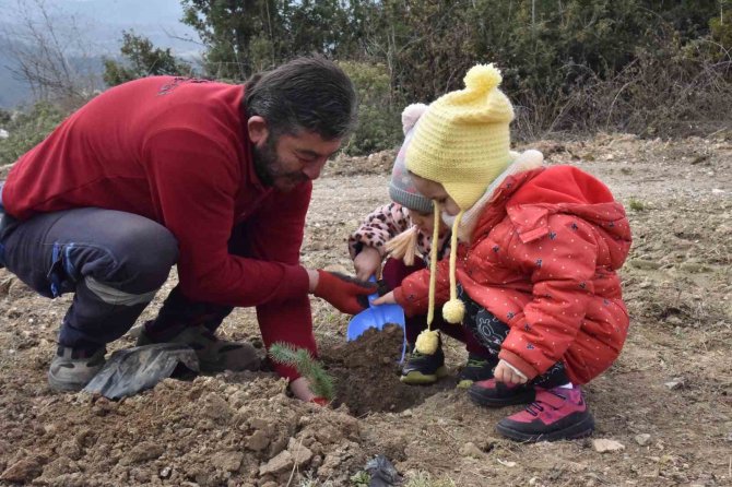 Kreş Öğrencileri Fidanları Toprakla Buluşturdu