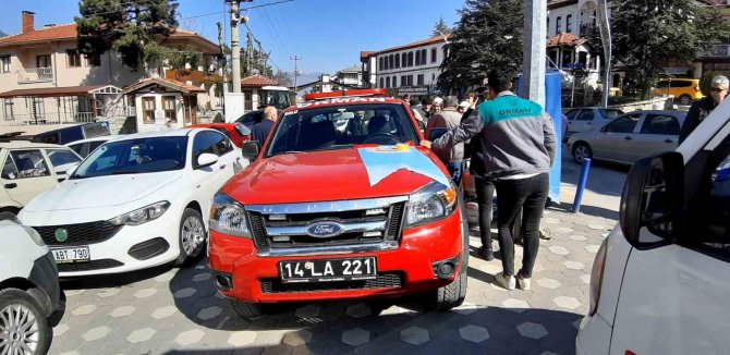 Depremde Hayatını Kaybedenlerin Anısına Fidan Dağıtıldı