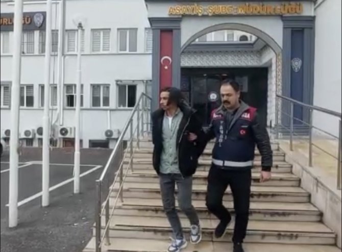 Bursa’da "Yok Artık" Dedirten Olay..sahte Polis Emekli Öğretmeni Dolandırdı