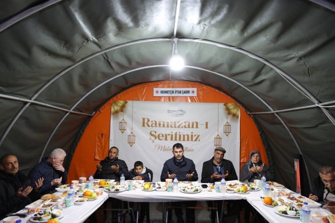 Bakan Kurum, Mehmetçik İ̇ftar Çadırı’nda Depremzedelerle Orucunu Açtı