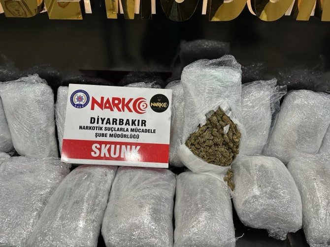 Trafik Işıklarında Durdurulan Ticari Takside 41 Kilo ‘Skunk’ Ele Geçirildi