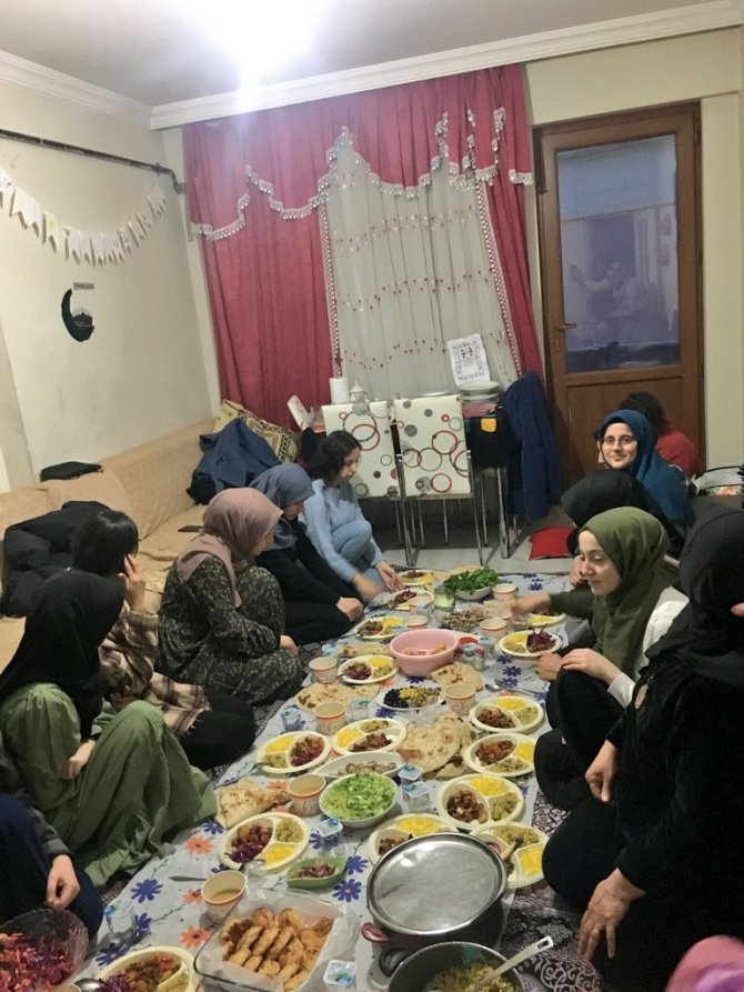 Öğrenciler İftarı Aile Evinde Yaptı
