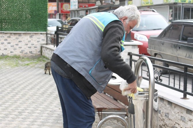 Emekli İşçi Gönüllü Olarak Her Gün İlçeyi Temizliyor