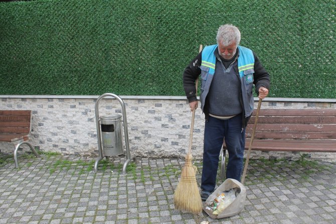 Emekli İşçi Gönüllü Olarak Her Gün İlçeyi Temizliyor