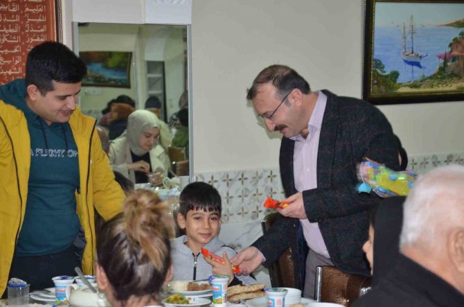 Emet’te Depremzede Ailelere İftar Yemeği