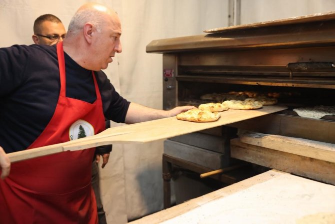 Başkanlığı Bir Kenara Bıraktı: Depremzedeler İçin Ramazan Pidesi Yaptı