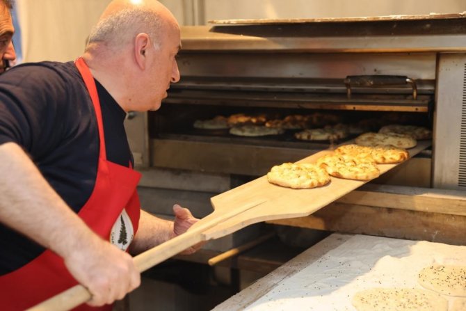 Başkanlığı Bir Kenara Bıraktı: Depremzedeler İçin Ramazan Pidesi Yaptı